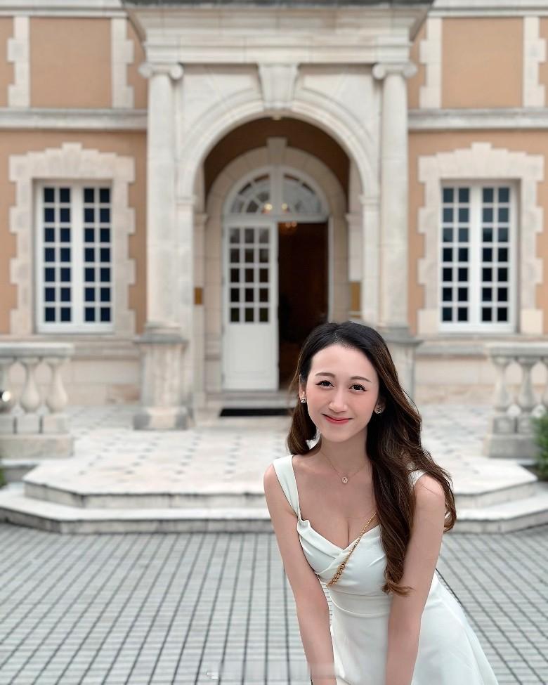 TVB财经主播曾晓婷（Janet）因靓样及撞样何依婷而备受关注，6月初她网晒结婚