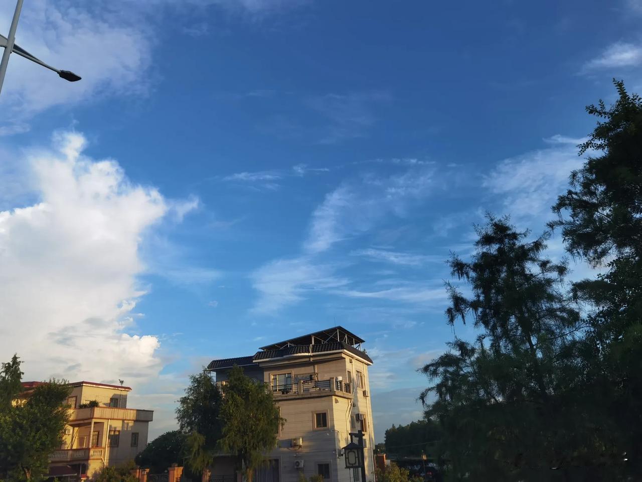 二伯将孙子送往景德镇，
乘坐高铁风尘归来，
不见郭威为他接风洗尘，
连女友大娘