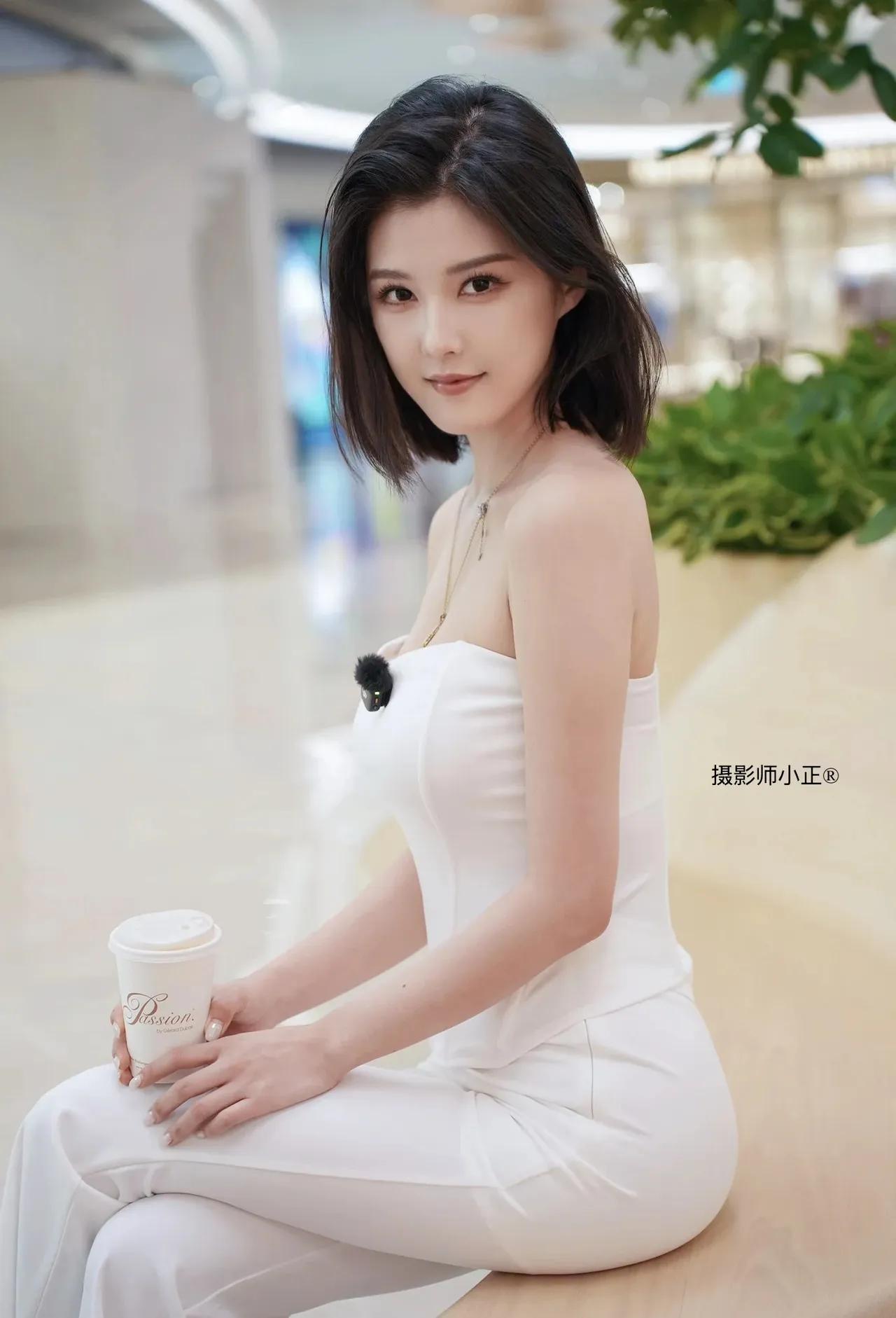 优雅白裙，咖啡相伴，都市女孩的精致时光。