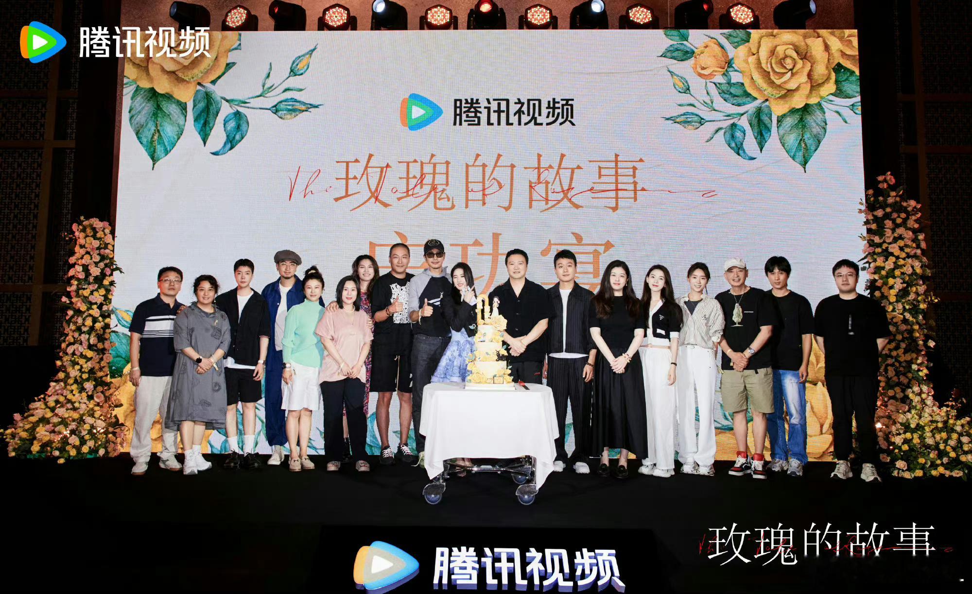 刘亦菲当着这么多男人的面挤眉弄眼 ​​​