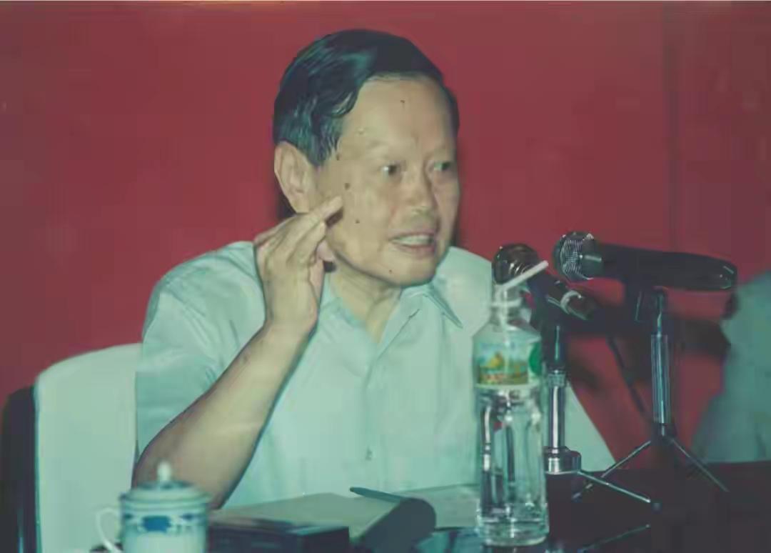 杨振宁逝世，
著名物理学家，诺贝尔物理学获得者。
他去年百岁演讲时那句带合肥口音