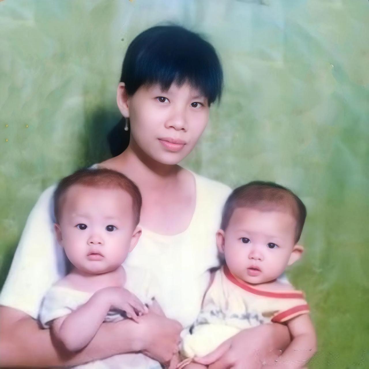 母子三人相隔18年的变化，真的好大，两个双胞胎儿子长成了大帅哥，妈妈依然很年轻。