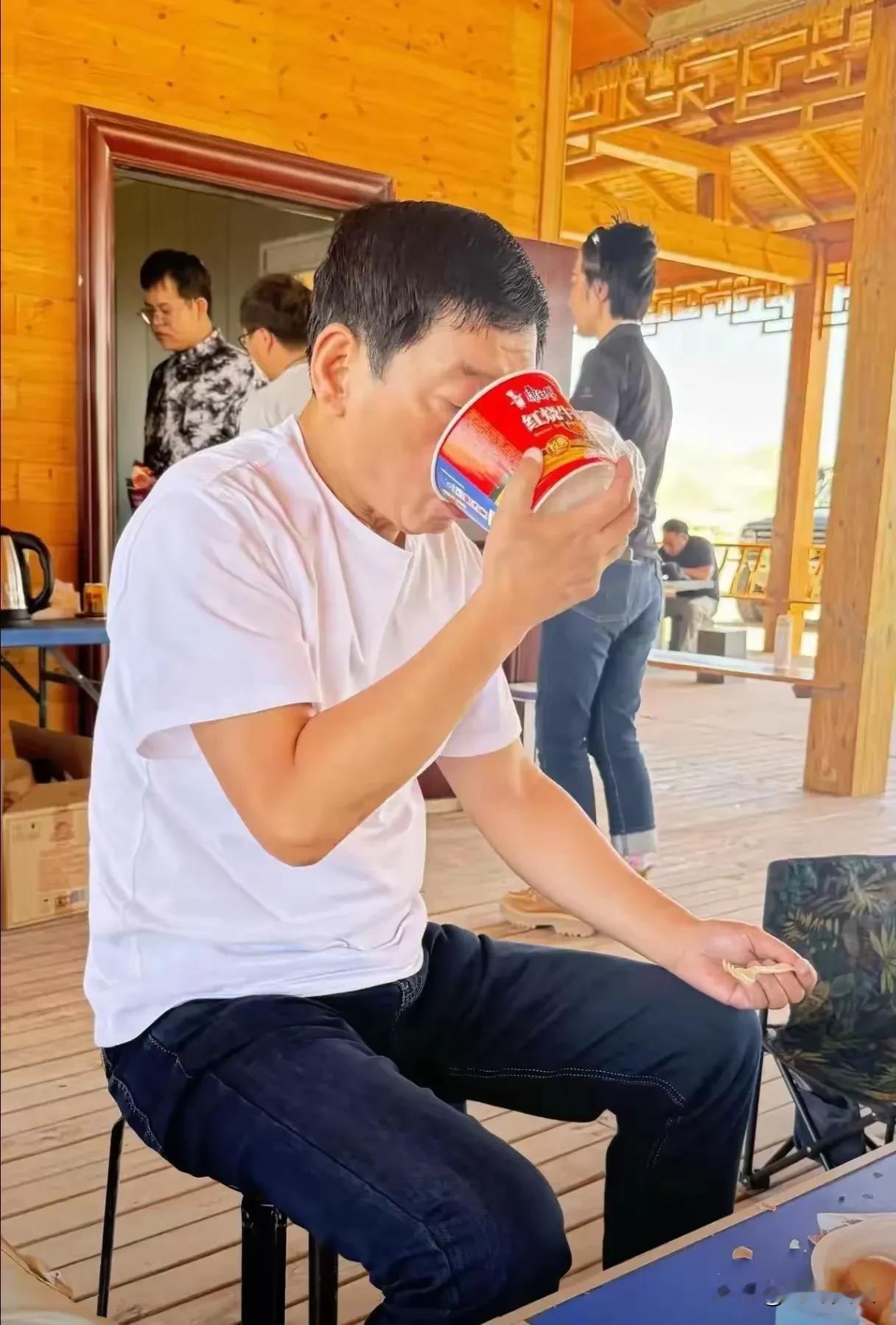 长城汽车魏建军做到了！
作为一个千亿总裁，带头吃泡面造车，为了把车造的更安全，日