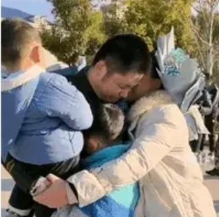 安徽宿州火车站出站口，一名刚脱下军装的退伍老兵拖着行李箱往外走。谁知刚迈出一步，