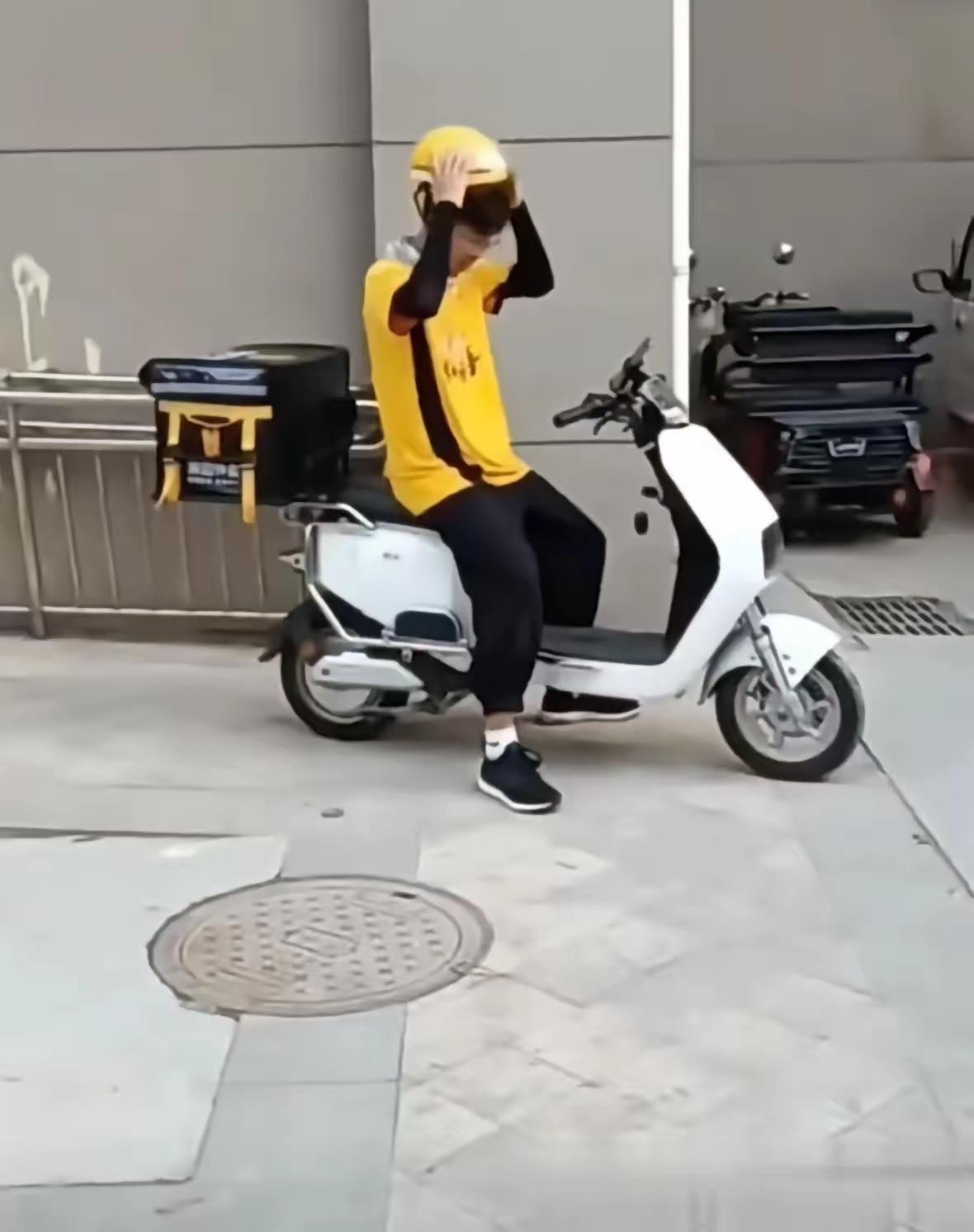 一个19岁小伙，高考完觉得没发挥好，就先去送外卖，结果送着送着，命运突然给他开了