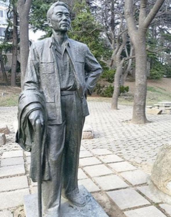 1980年我国首枚洲际导弹“东风5号”发射前，弹头落点计算难住了所有专家。计算机