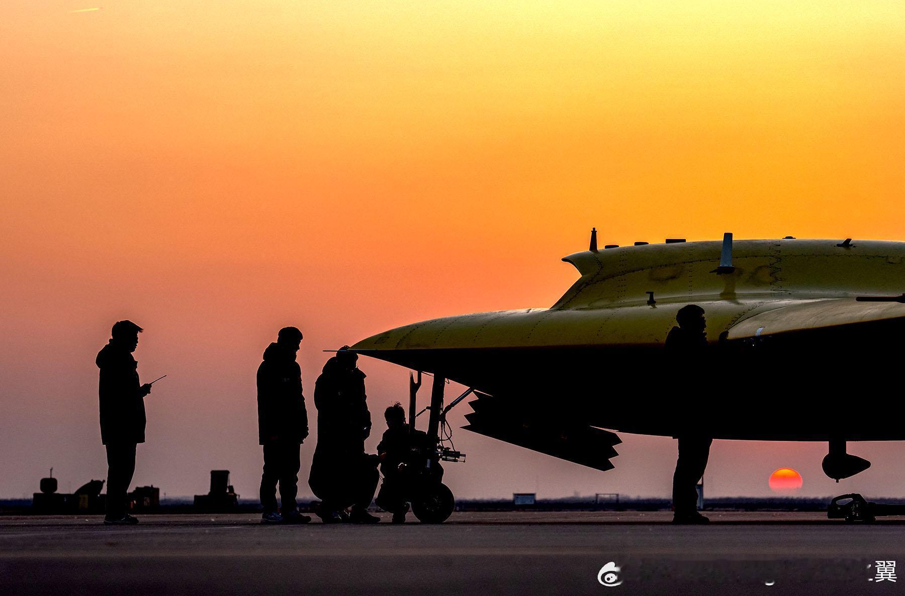 彩虹-7无人机的首飞前检查剪影 