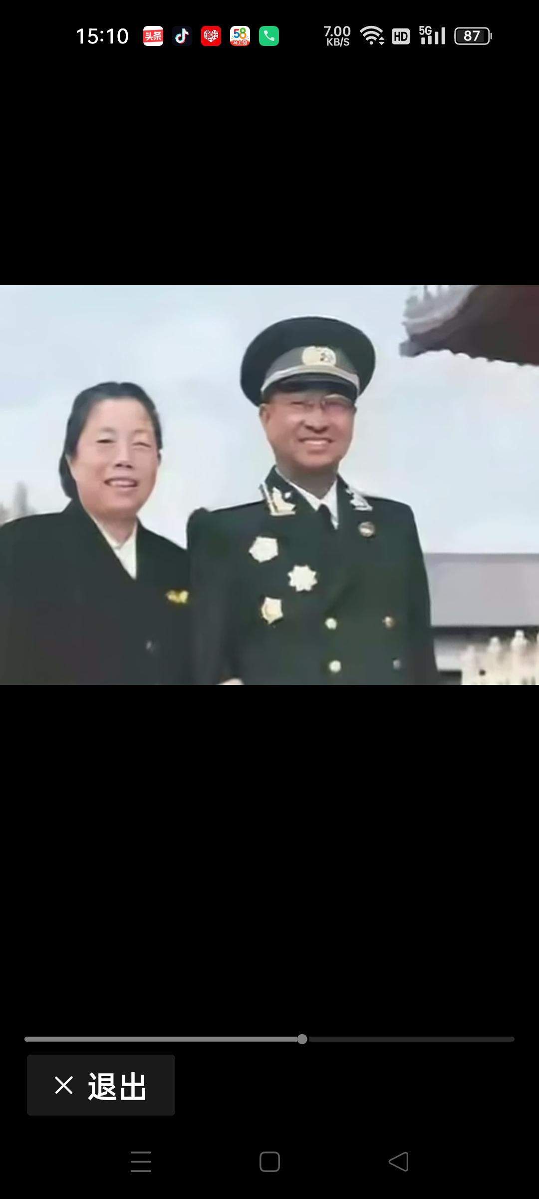 这张照片是邓颖超同志和陈庚将军在1955年拍摄的一张合影留念。
邓颖超同志笑容满