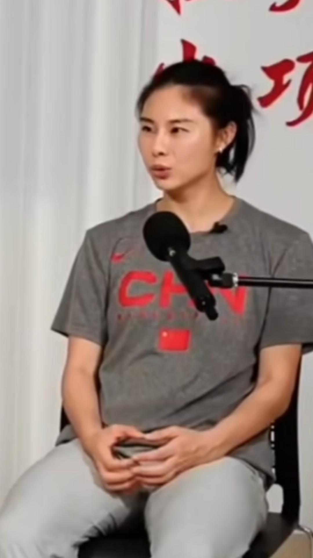 近日中国女篮名将王思雨接受媒体采访，被问到为什么选择去澳洲联赛打球。王思雨说:我