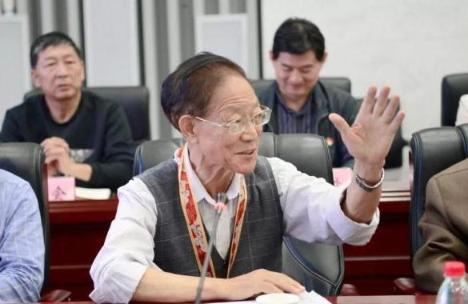 “我老了，不需要那么多钱。”2020年，一生抠门的大学教授王泽霖，却大手一挥捐出