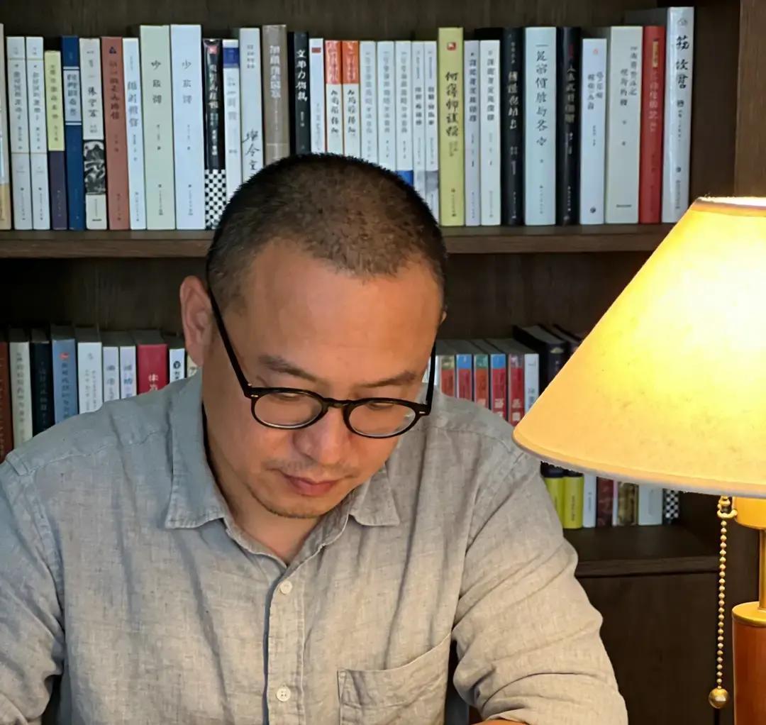 冯唐这人说话真狠。

他说想升职没靠山，想加薪不站队，这叫蠢。他说没挨过打就想管