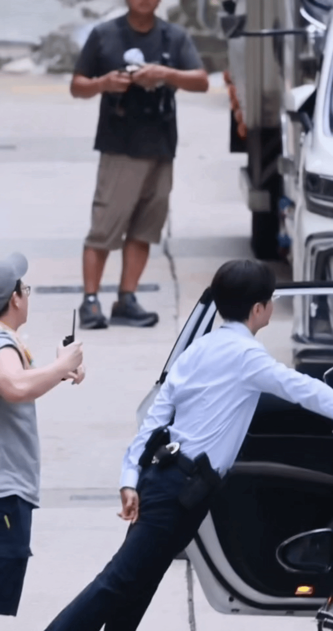 终于可以下班了，结果坐在办公室刷路透刷到停不下来