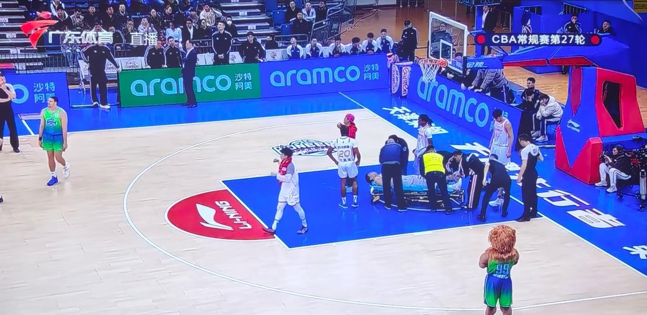 生涯首次CBA首发，深圳新星冯熙瑞重伤离场

转播镜头移走的那一刻，就知道发生什