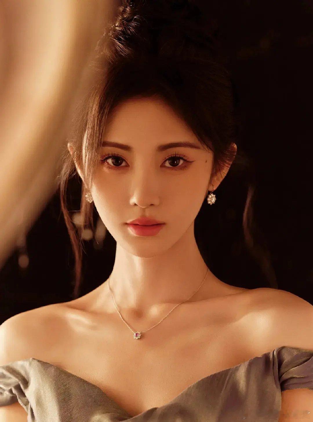 鞠婧祎现在的风格很让人喜欢 ​​​