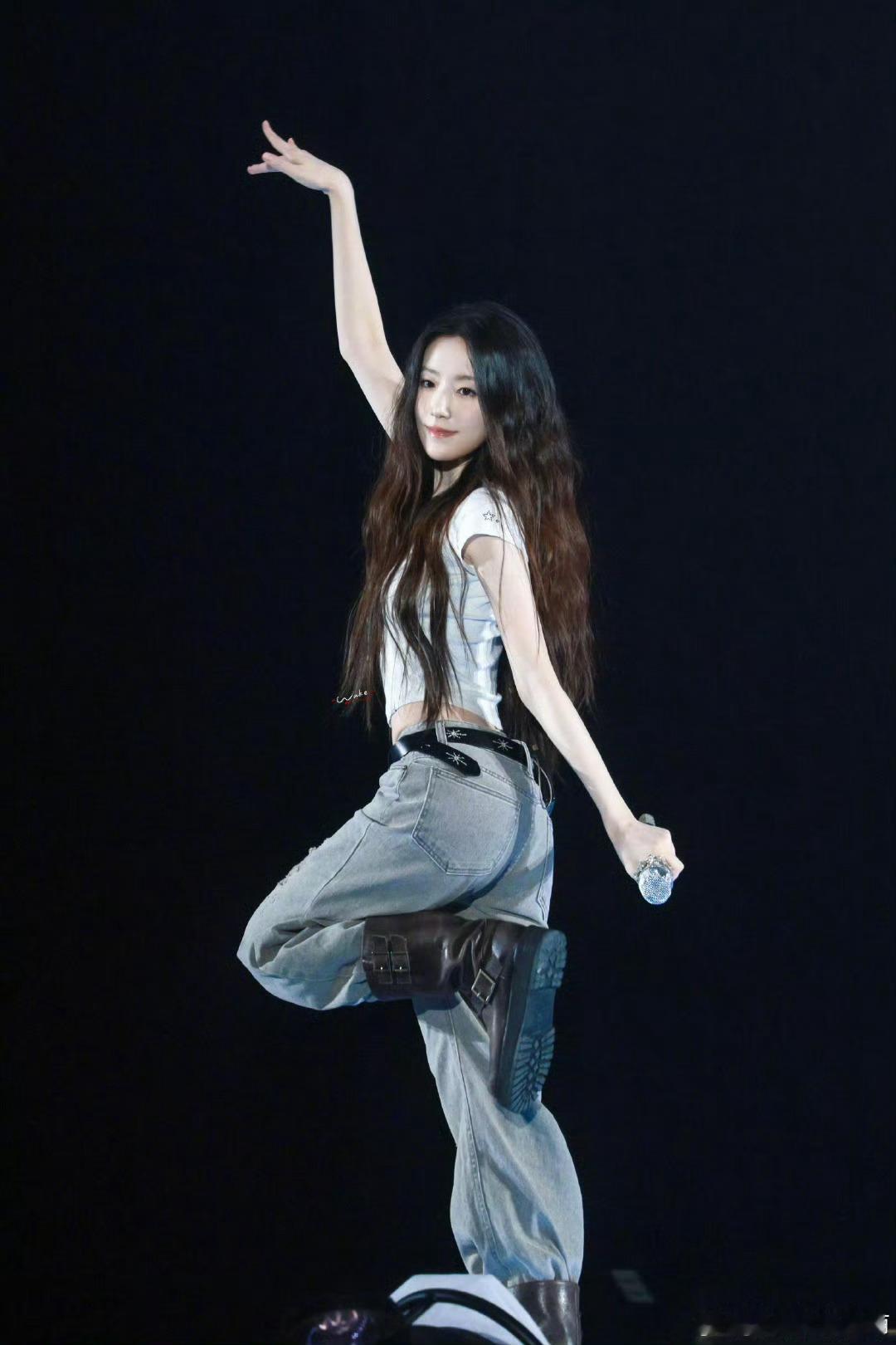 舒华瘦后简直无敌，头小脸小宛如精灵，腰臀比堪称完美，肤白似雪超漂亮，这颜值太能打