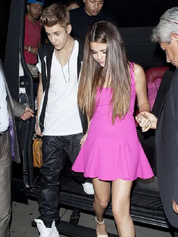 唉！发现自己总爱吃过期糖磕感觉比伯和赛琳娜在一起的照片都很甜 很自然的状态 和现