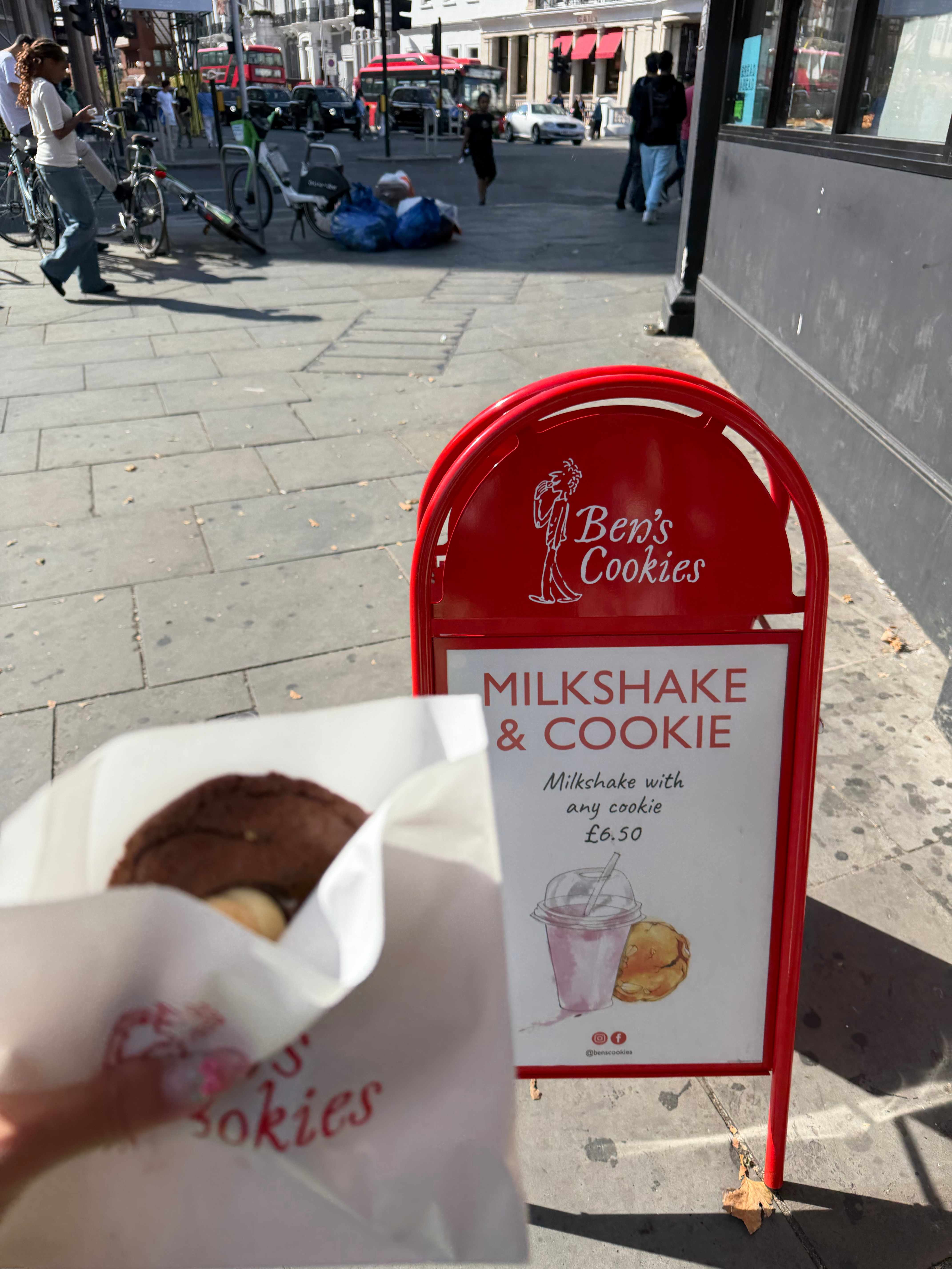 地铁坐过站了结果一出站就看到这个之前很想吃的网红饼干店Ben‘s cookies