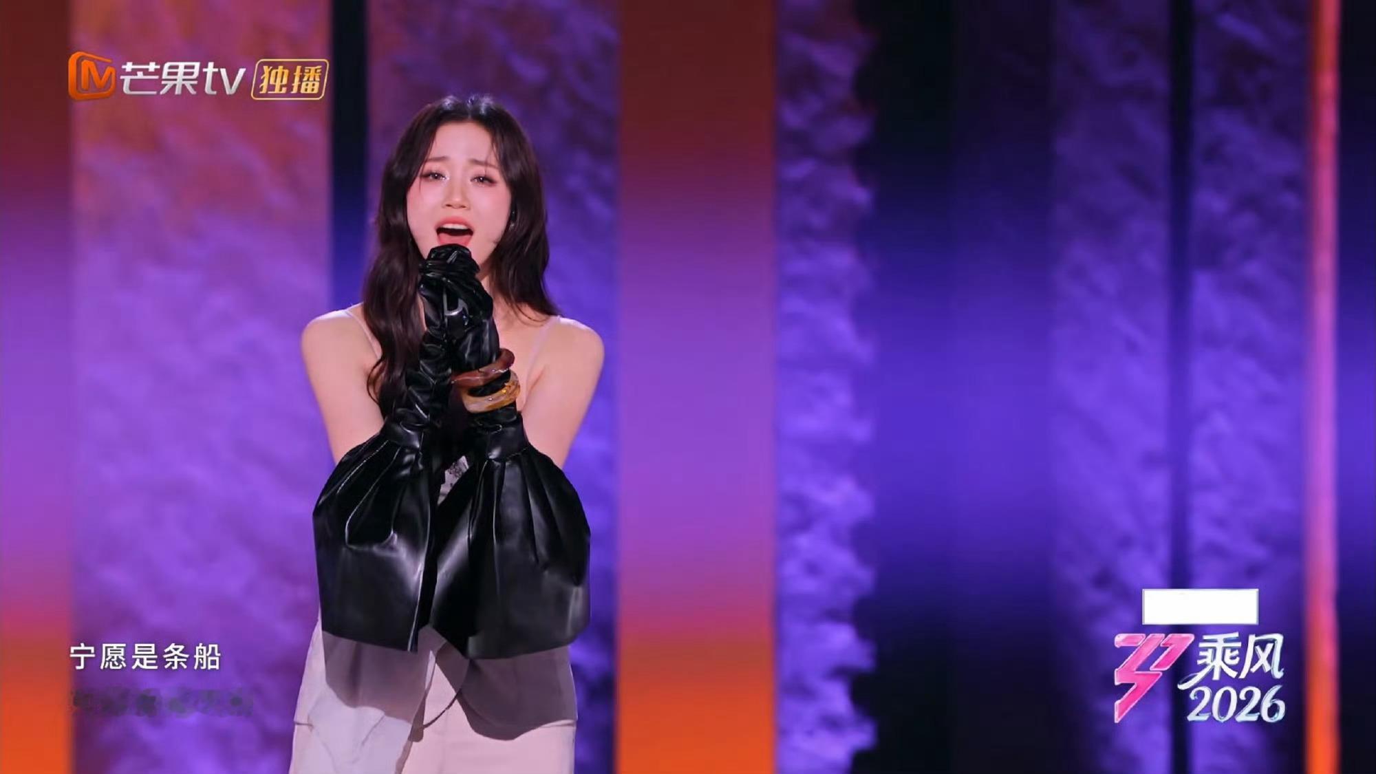 万千惠乘风准冠军候选人倾情演绎曲目格外动人，唱功扎实节奏平稳，音色舒心好听，容貌