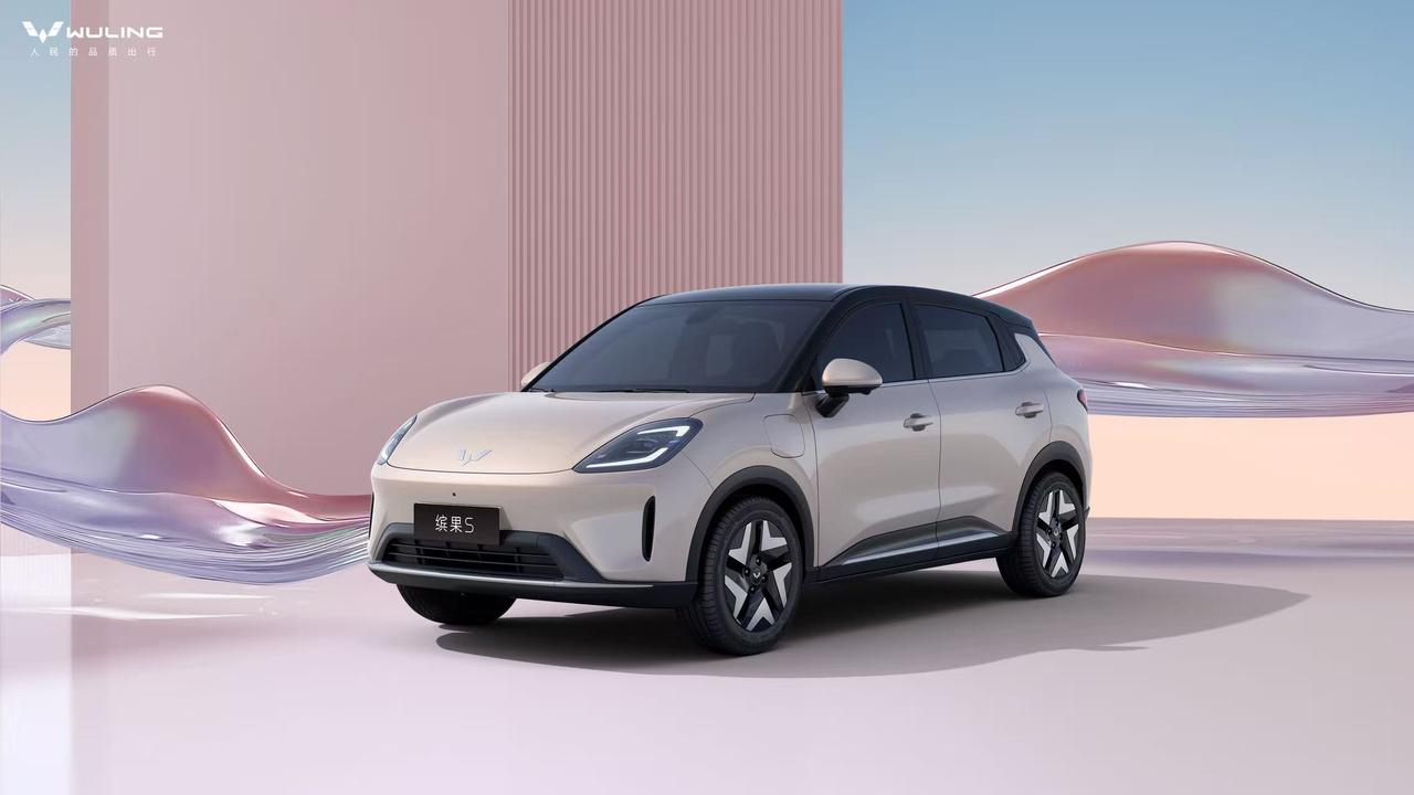 五菱推出全新缤果S，定位为年轻用户的高品质代步车。新车长4.2米，采用五门五座设