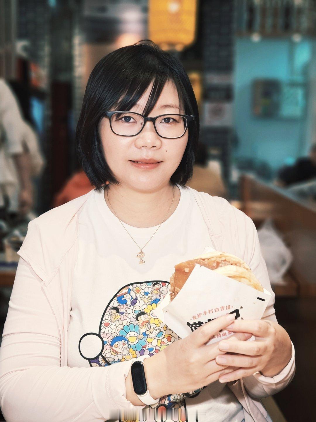 昨个儿吃饭，拍出了30年前，胶卷曝光不太对的感觉[[允悲]]？无敌与你的美食约会