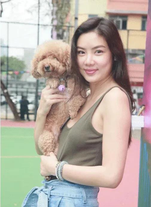 黎明的择偶眼光确实“毒辣”！
前妻乐基儿不仅身材好，整个五官细看的话，其实非常的