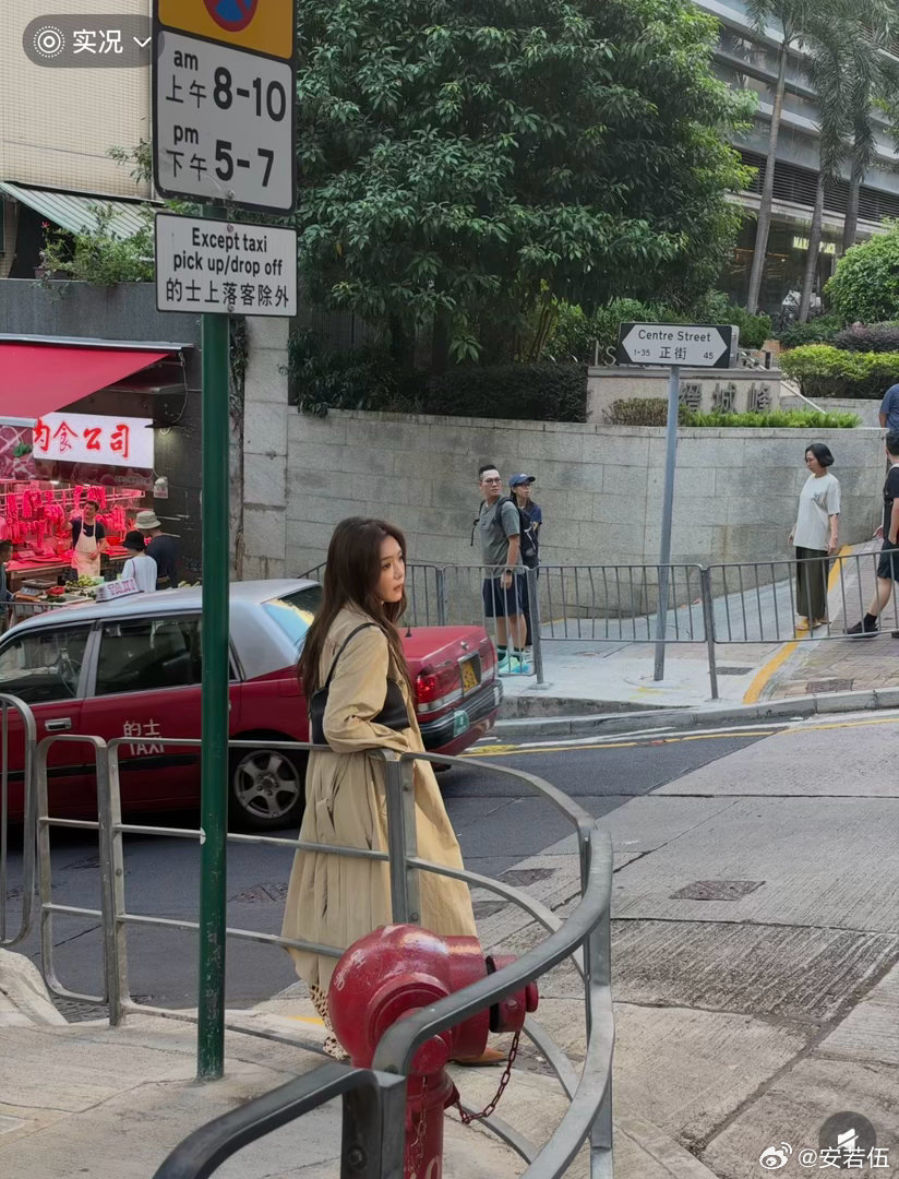 香港偶遇蔡文静 香港街头闲逛时偶遇正在街拍的蔡文静，取景地居然一样，鼓起勇气上前