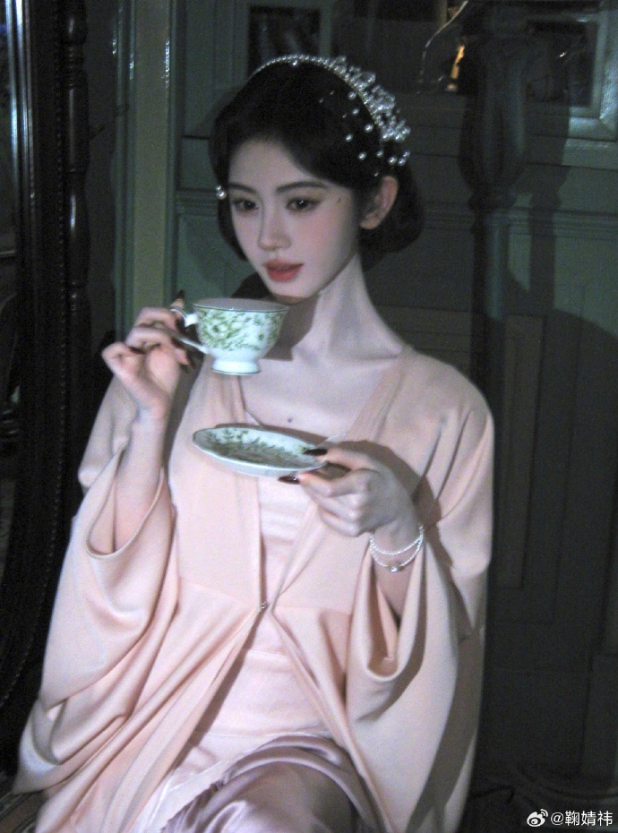 鞠婧祎粉色这套 鞠婧祎粉色这套，鞠婧祎发了苏绿夏九宫格，这个苏绿夏实在美丽，完全