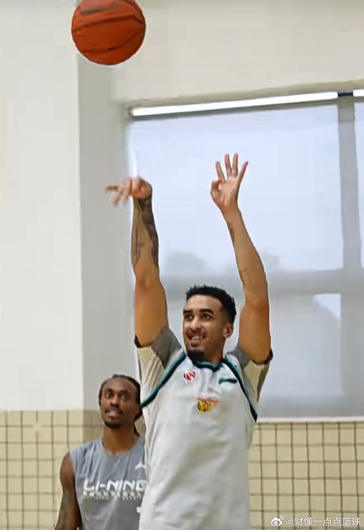 今晚CBA常规赛焦点之战，广东男篮主场对阵江苏男篮，首回合广东男篮在末节崩盘，饮