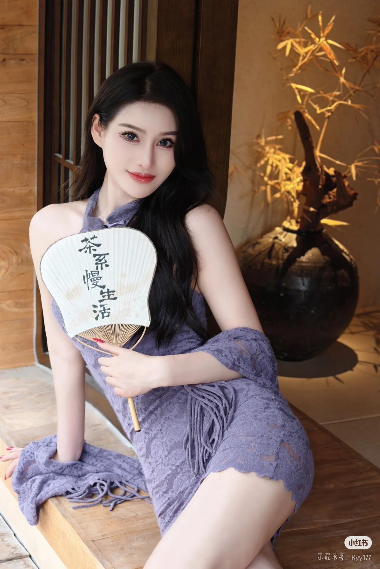 穿着旗袍上街，你能接受吗美女车模旗袍穿搭写真