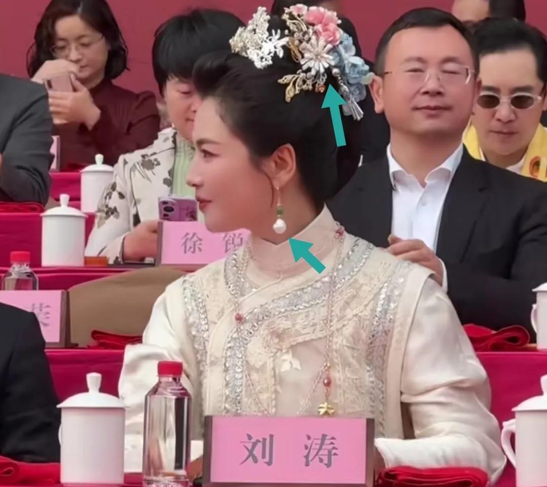5月9日，刘涛头戴彩簪银花，耳戴银色珍珠耳坠出席湄洲祖庙诞辰。