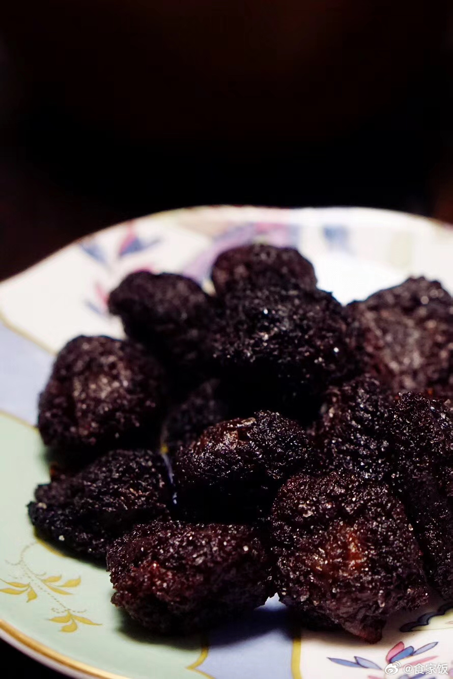 看得到吃不到是不开心的。马上下单耶里夏丽羊肉串，煤气灶上燎一燎，泡一壶闺蜜送的八