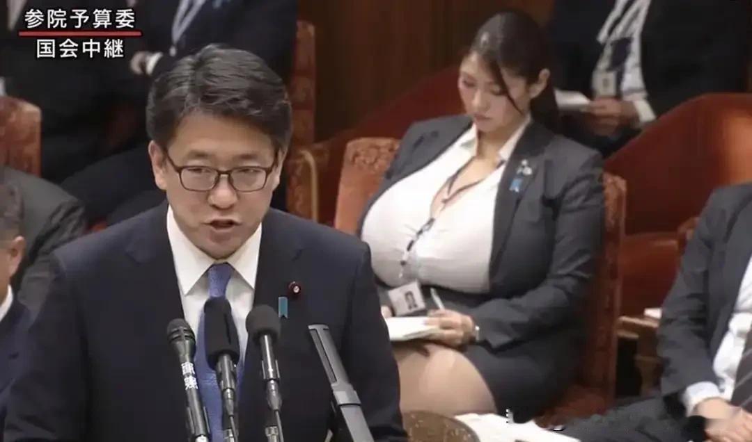 日本参议院那场预算委员会的直播，简直把“眼见为实”这四个字按在地上摩擦。

镜头