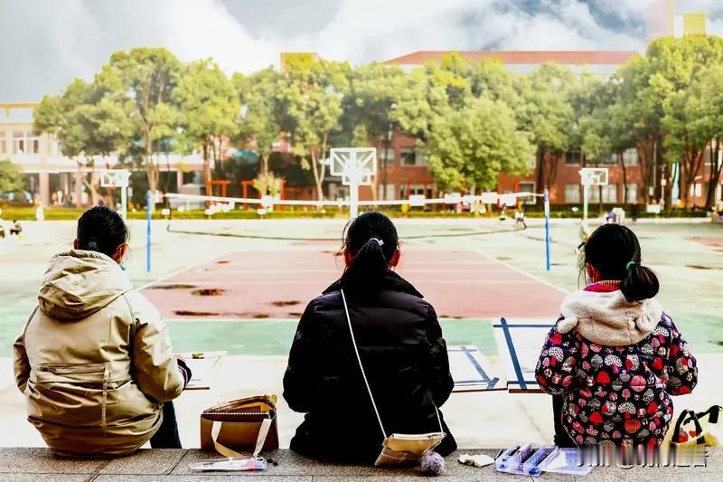 11月，多地中小学生迎来5天“小长假”，看来春秋假的推行势在必行。国家为给孩子减