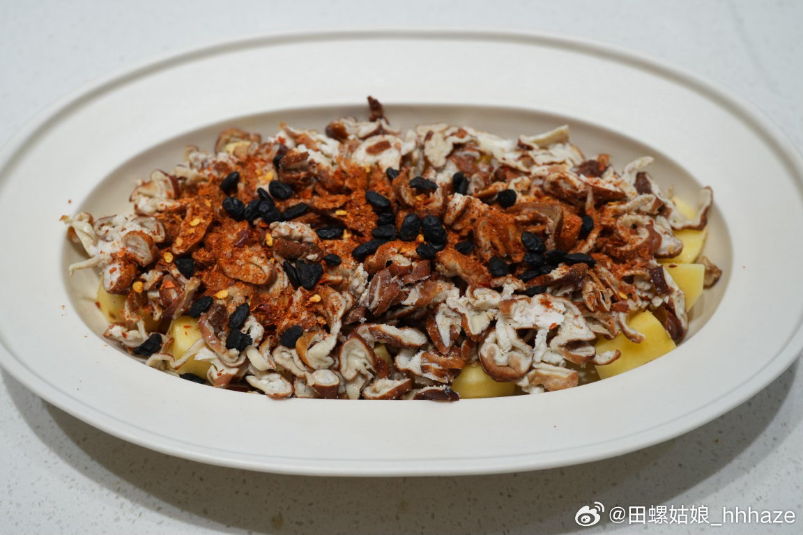 今天卖黄花菜的摊主非常谨慎，再三确认我会不会做：「不会做我就不能卖给你了」广而告