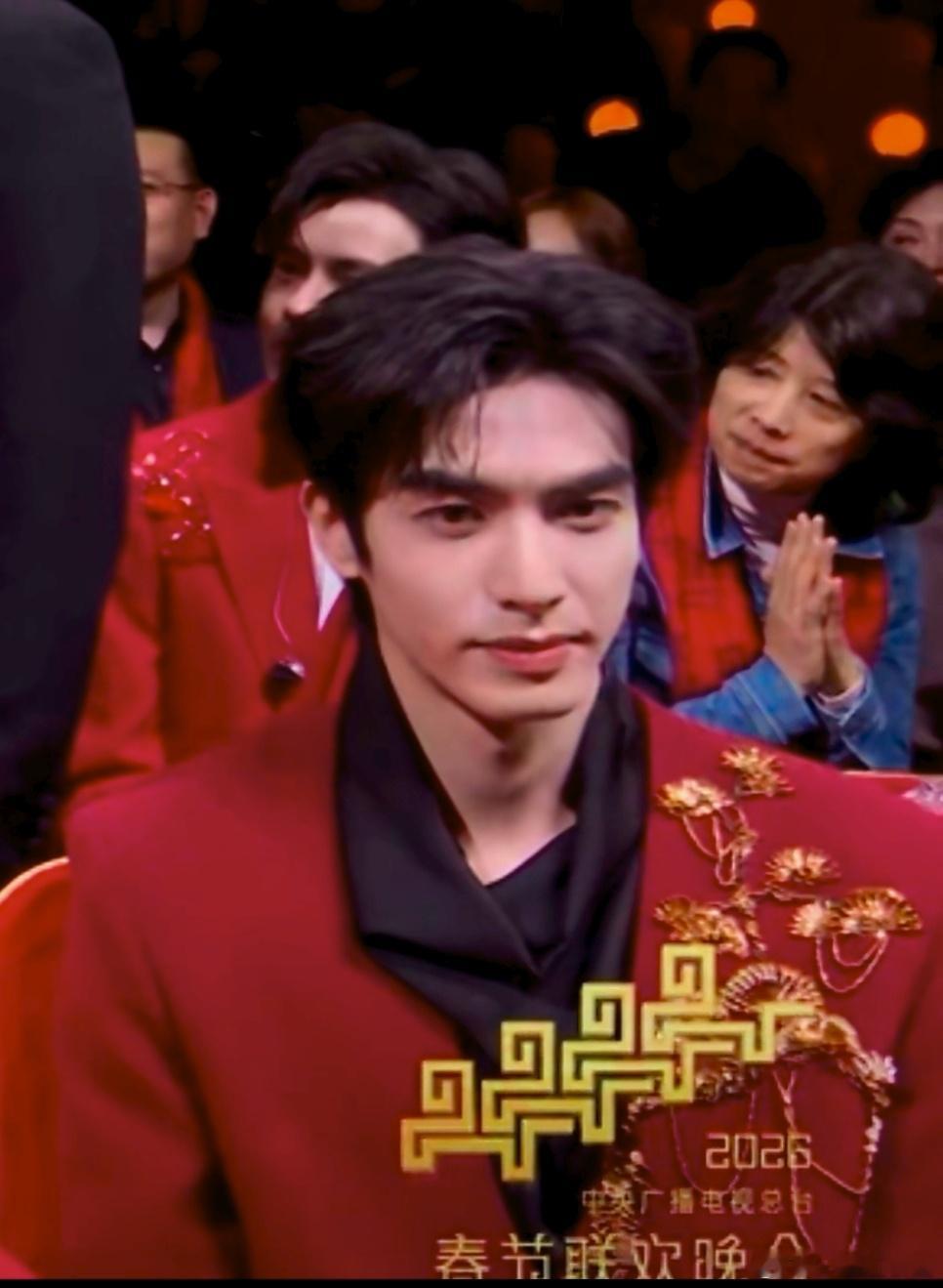 刚才跟着沈腾马丽把台下的宋威龙看爽了！春晚最帅观众，妥妥的