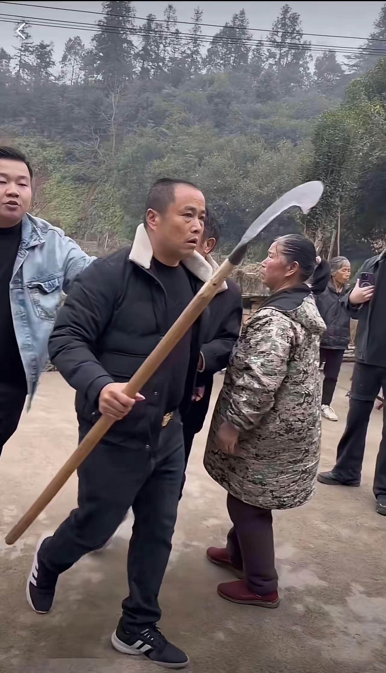 公说公有理，婆说婆有理，杀猪饭的新闻看多了也真假不分。但是，村民拿这么长的弯刀，