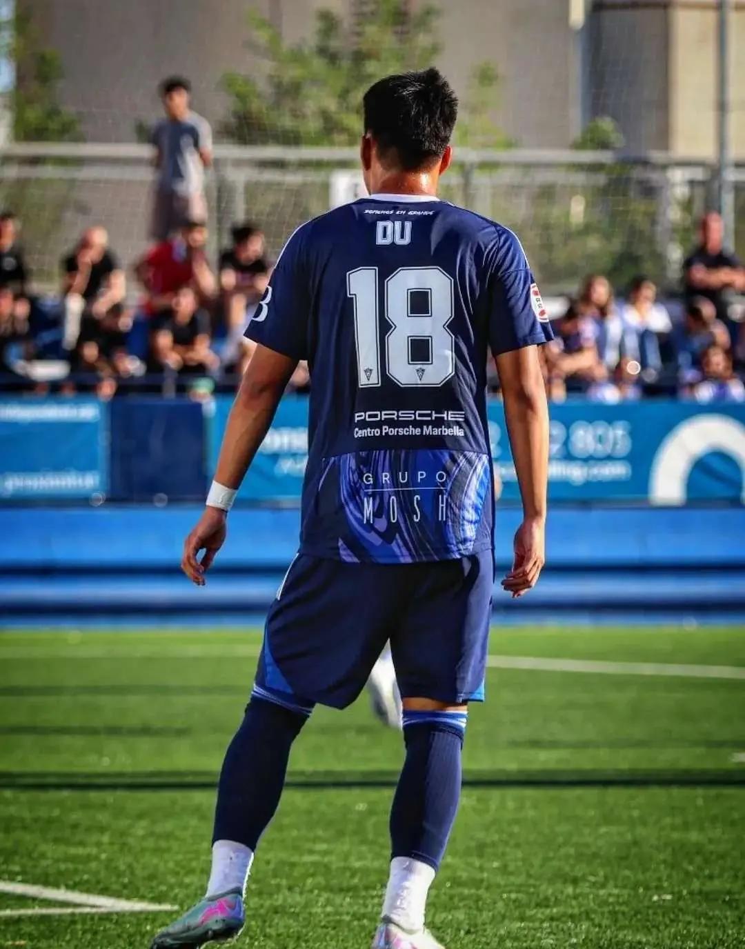 训练赛进球比正式比赛还难，他却因此坐穿板凳。
那脚球，他接球转身，凿穿两道防线，