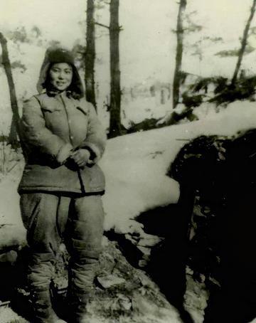 1979年，我国女翻译刘禄到美国访问，一美国男人不知为一直盯着她，几分钟后，男人