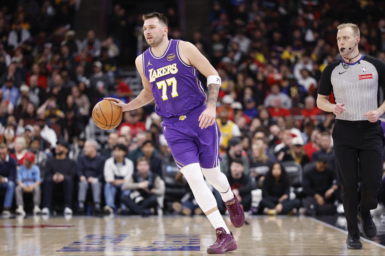 都在喷东契奇空位不投，雷迪克的战术有没有问题？
湖人1分惜败给魔术的比赛，东契奇