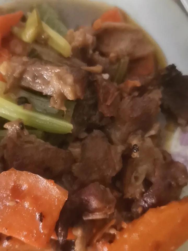 上午十点来到我妈家。

我见厨房有豇豆和苦瓜。
便掐了豇豆淘洗。
苦瓜洗净，去籽