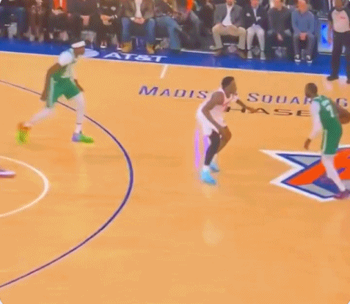 杰伦-布朗的发际线粉蹭掉了 ​​​