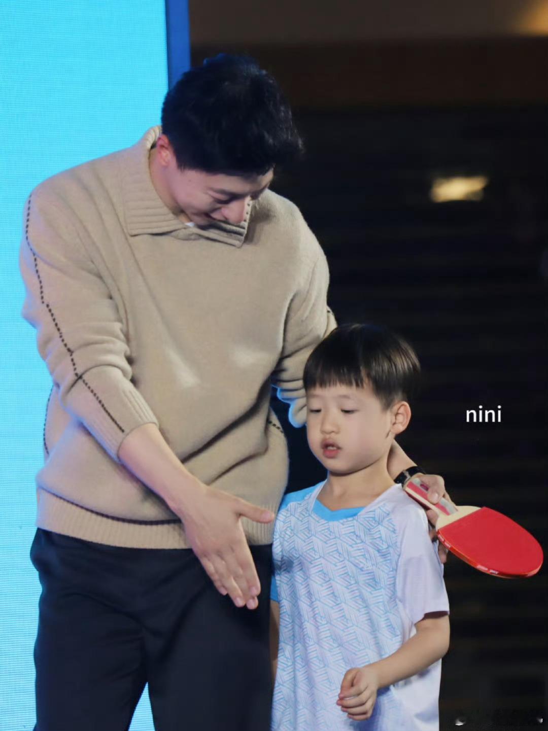 哈哈哈，大朋友带着小朋友[太开心] ​​​