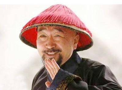 “刘罗锅不是驼背，是乾隆朝最硬核的‘人形弹幕’——御史参他‘貌寝不敬’，他当场解