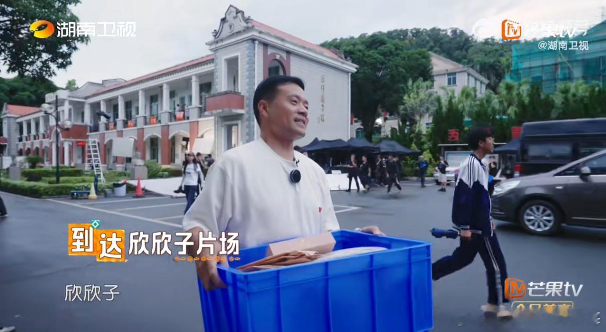 中餐厅灿如繁星梦幻联动林大厨带着泉州特色小吃探班虞书欣，还和 《灿如繁星》剧组的