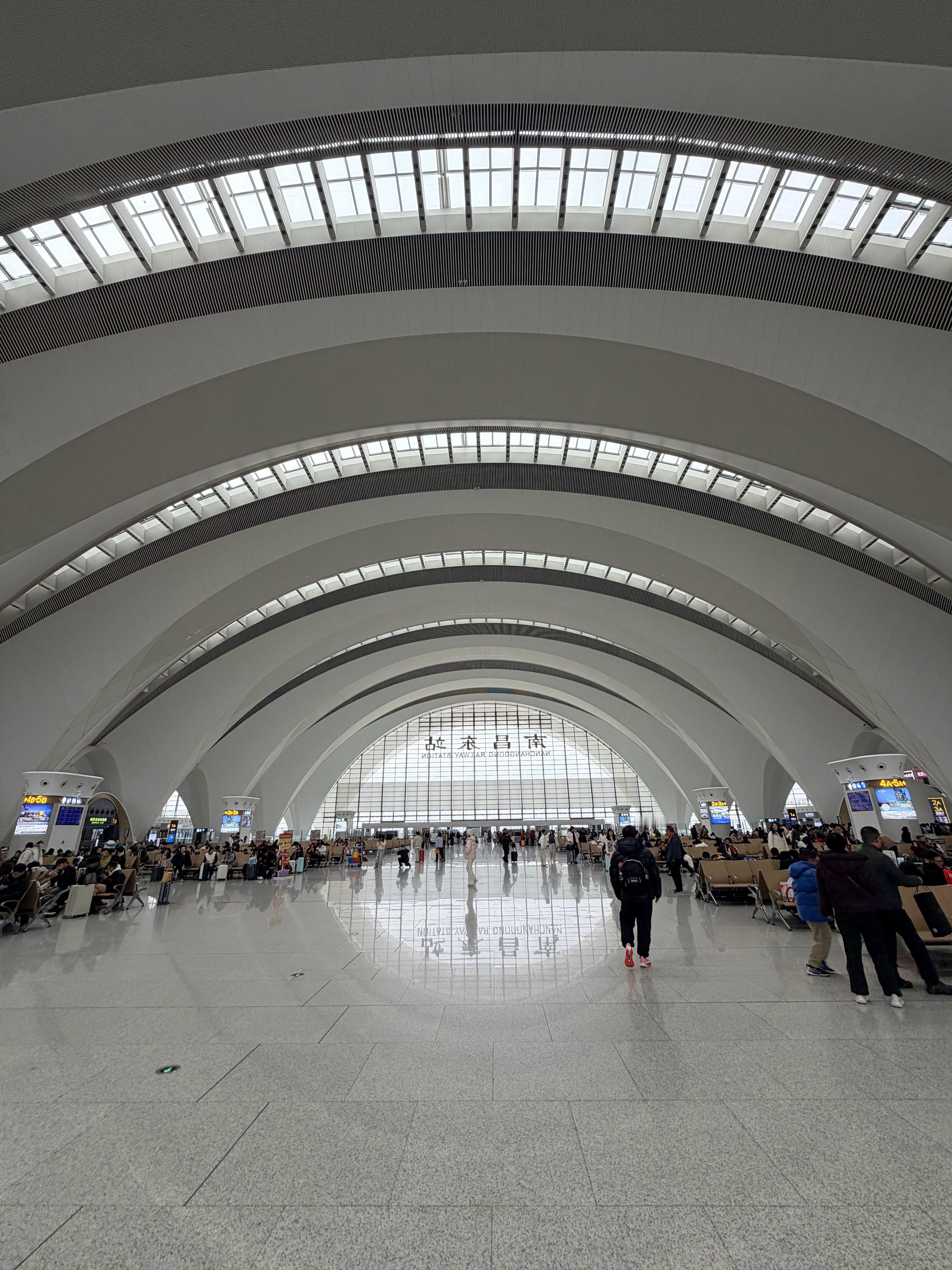 今天初四高铁站就已经不少人了 