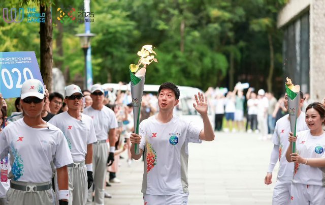 马龙抓住一个空气乒乓球好可爱的互动 ​​​