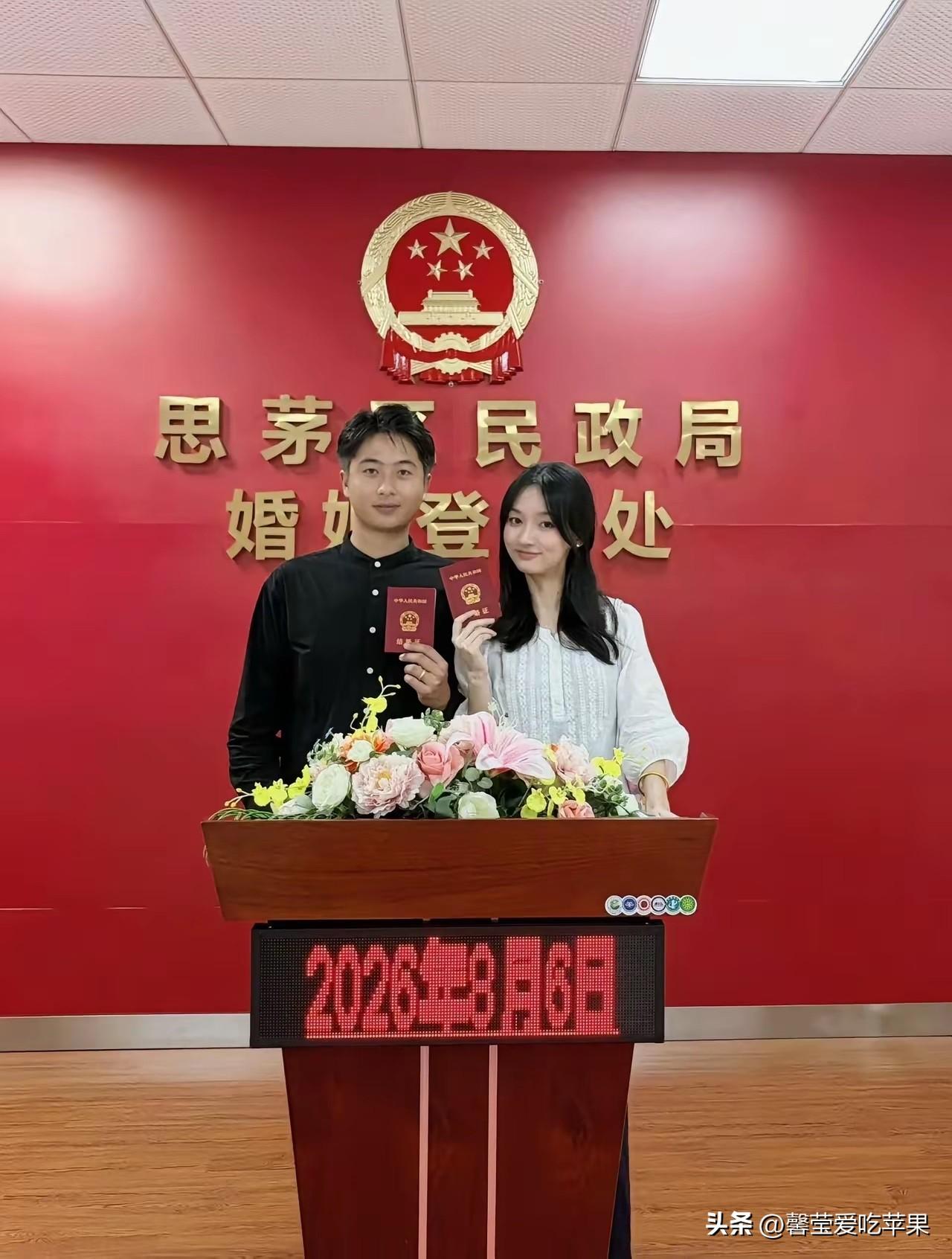 不怪小伙子一脸幸福，换谁谁不是！
