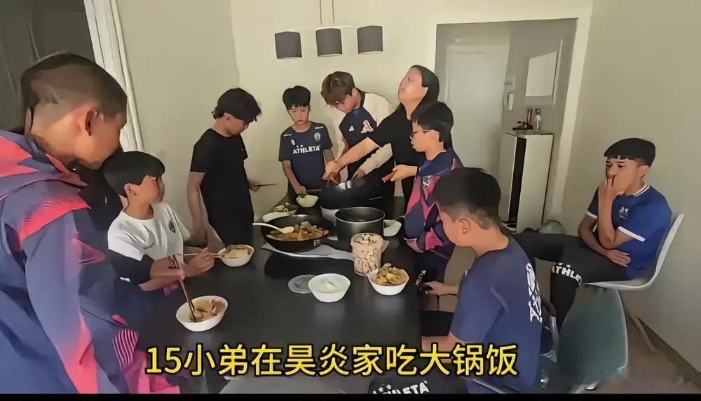 足球小将李昊回国，被问你应该感谢谁？他说，首先先感谢干爹吧！先感谢干爹，感谢足小