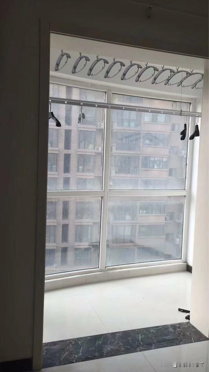 我一个人走过太多无助的路，我早就不报怨了。后来遇见再难的事，我都觉得不算什么，因