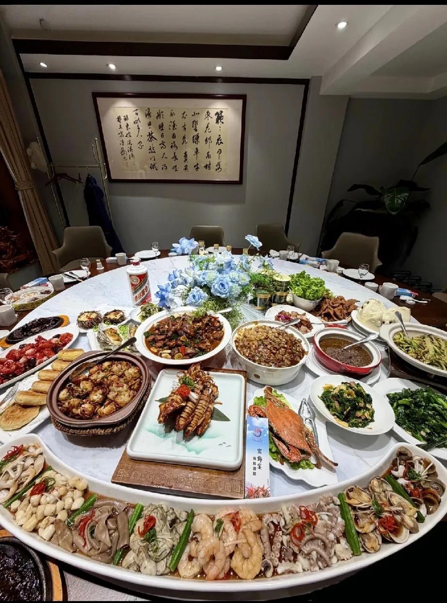 什么样的家庭才能有这待遇？这是哪个地方的聚餐？从菜品上你能看出来南北？能看出来东